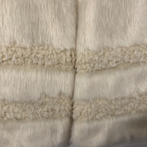 Fur vest from dynamite NEVER WORN size M/L - Picture 3 of 5